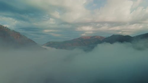 Morgennebel umhüllt die Berge bei Sonnenaufgang in einer ruhigen Landschaftslandschaft