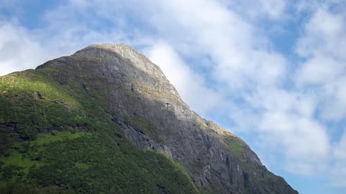 Timelapse d'une montagne où les nuages passent
