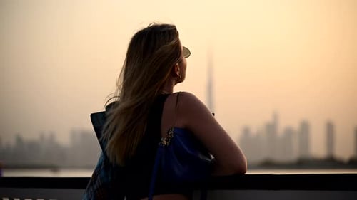 Pôr do sol deslumbrante no Dubai Creek Harbour com o horizonte da cidade empresarial de Dubai ao fundo