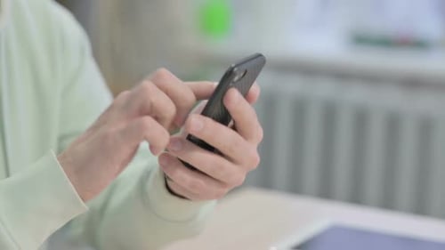 Nahaufnahme einer männlichen Hand mit Smartphone