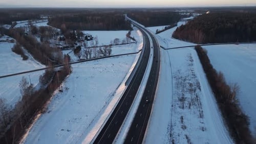 Begeben Sie sich auf eine winterliche Autobahnfahrt und erleben Sie verschwommene Aussichten und wunderschöne malerische Landschaften
