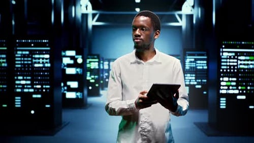 Techniker in der Supercomputeranlage
