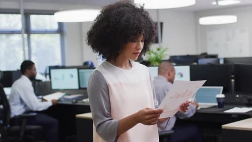 Portrait d'une heureuse femme d'affaires afro-américaine travaillant avec des collègues au bureau, Ralenti