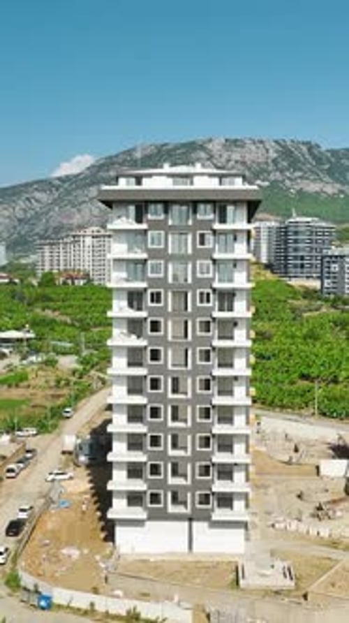 Vídeo vertical Building Alanya: La transformación de un distrito ajetreado mediante el trabajo de fachadas