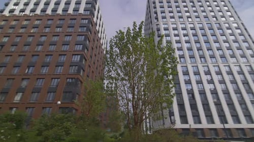 Los edificios de oficinas urbanas cerca de la pasarela se encuentran en el centro de la ciudad