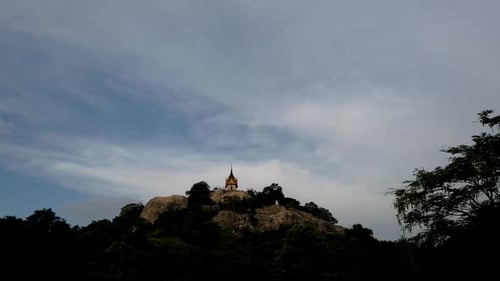 Wat Phra Phutthachai é um destino turístico para estrangeiros e para os cidadãos tailandeses que estão procurando