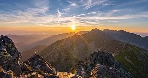 Time lapse d'un lever de soleil magique dans les montagnes des Alpes Rocheuses, nature et aventure en plein air 4K