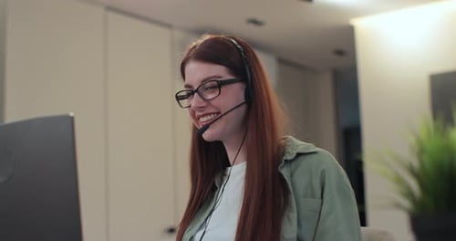 Jeune femme assise à la maison porte un casque sans fil ayant un concept de vidéoconférence sur le travail à distance ou