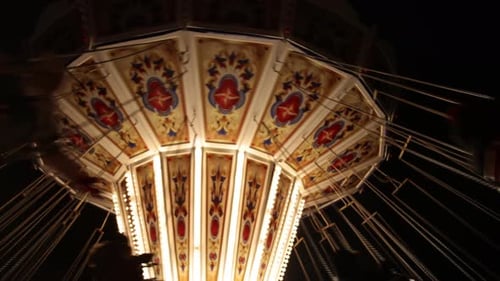 Vergnügungspark Swinging Carousel mit Nachtbeleuchtung
