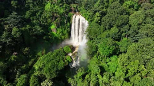 Curug Sewu Wasserfall inmitten des indonesischen Grünwaldes
