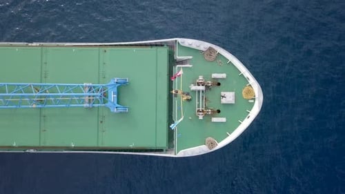 Stückgutschiff vor Anker im Mittelmeer