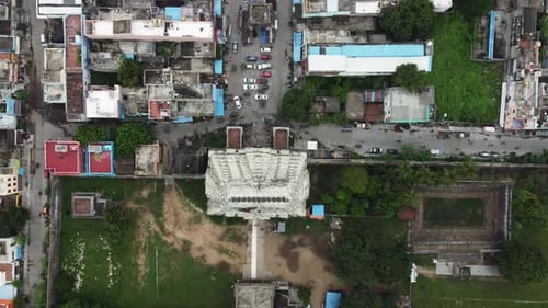 Vue du dessus de la tour du temple hindou et de la rue de banlieue. Vue aérienne de Sri Kanchi Kamakshi Amman Tem