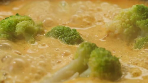 Brocoli et choux-fleurs cuisinés dans une sauce crémeuse dans une poêle, gros plan, légumes verts bouillis dans une poêle
