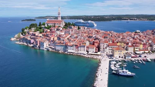 Vista aérea de un día de verano del casco antiguo de Rovinj, antigua ciudad croata en el mar