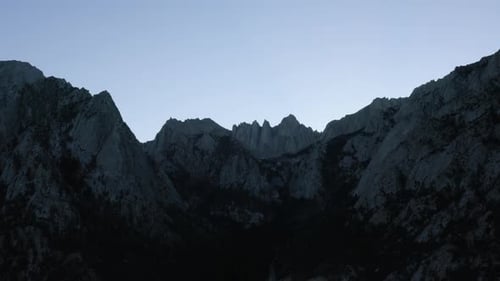 Vue aérienne d'établissement du mont Whitney au crépuscule après le coucher du soleil