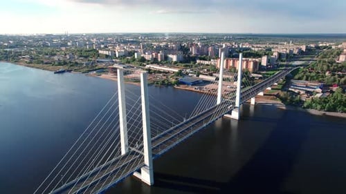 Industriebrücke mit Verkehrstransport über Meer Urban Logistic Construction Luftaufnahme