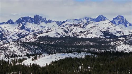 El impresionante invierno, la primavera, los picos nevados, irregulares e imponentes de los minaretes, Summit Mountains, Mammoth Lake.