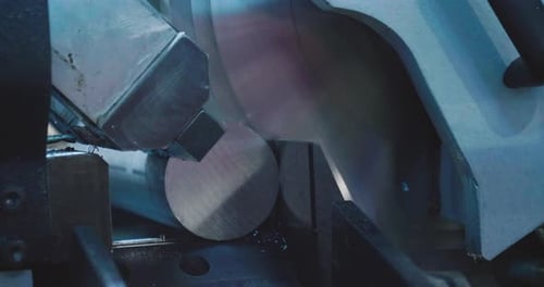 Nahaufnahme der industriellen Automatisierung und Robotertechnik, in der der Roboter oder der mechanische Arm
