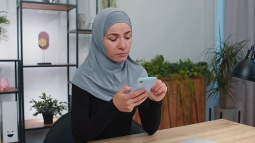 Muslimische Frau teilen Nachrichten auf Smartphone Social Media-Anwendungen online Relax-Film ansehen