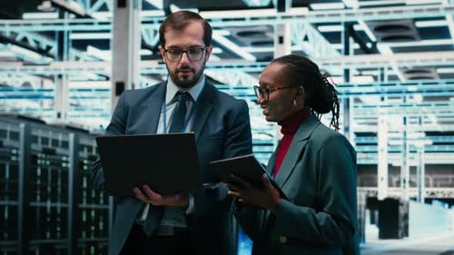 Das Engineering-Team für Rechenzentren nutzt AR-Technologie und arbeitet zusammen