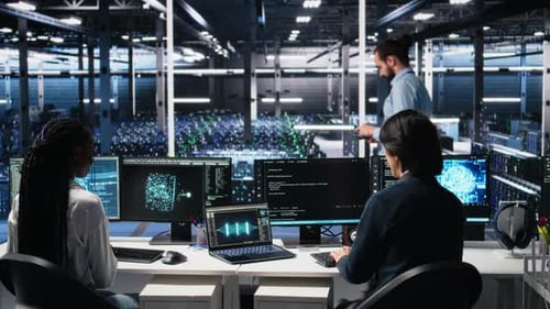 Un equipo encantado en el centro de datos celebra la finalización del desarrollo de una red neuronal