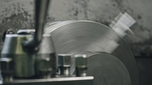 Torno metálico no processo de usinagem de alta velocidade: operação industrial de precisão