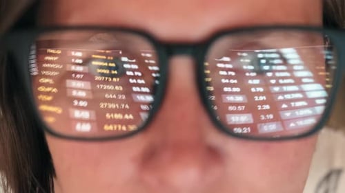 gros plan d'une femme aux yeux bleus portant les lunettes regardant la réalité augmentée