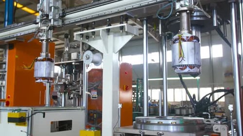 Echte Aufnahme in die automatisierte Robotermontage der Motorspule in einem werkseigenen Produktionsprozess