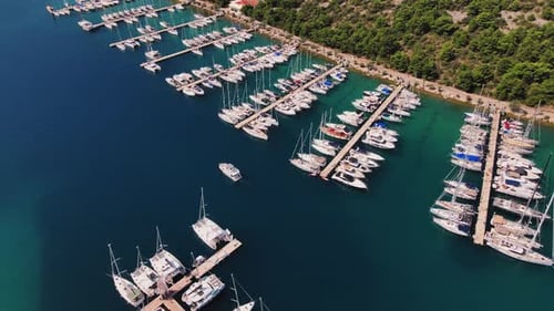 Vista aérea de yates y barcos de lujo amarrados en el puerto deportivo de Coastal Town