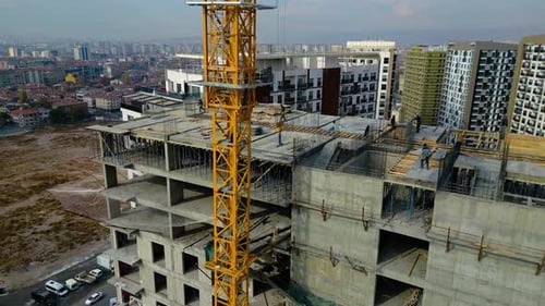 Turmdrehkran arbeitet auf einer mehrstöckigen Baustelle