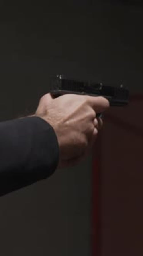 Unbekannter Mann übt Schießen mit Waffe in Reichweite