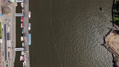 Impresionante toma aérea desde arriba desde una perspectiva única con un trípode del bullicioso puerto de Hamburgo