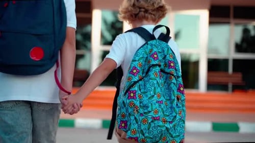 Estudantes de perto caminhando para o ensino fundamental e médio de volta às aulas