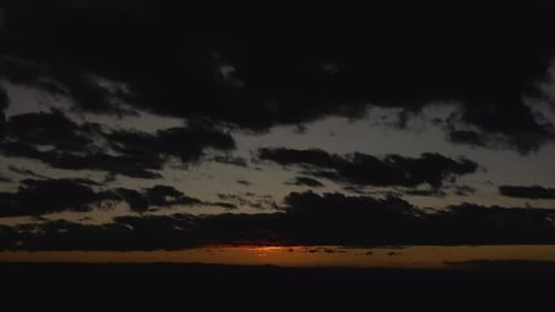 Brillante amanecer con nubes Timelapse