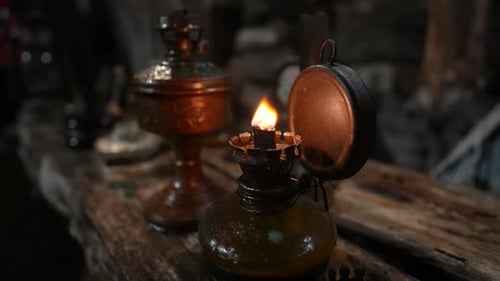 Öllampe, die die Dunkelheit beleuchtet, antike Beleuchtung, Relikt, Symbol des Überlebens und der Geschichte im Wandel der Zeit