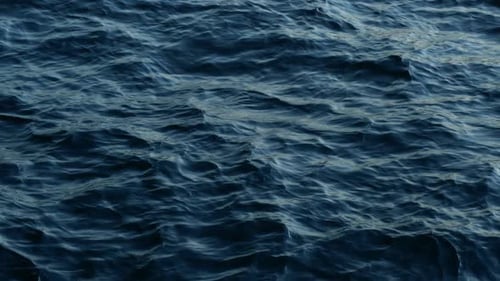 Zeitlupe der blauen Meereswasseroberfläche. Die unübertroffene Schönheit des Meerwassers
.