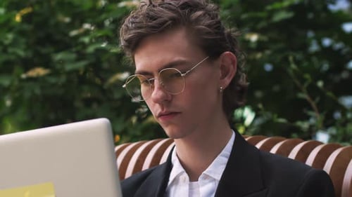 Jeune homme d'affaires caucasien travaillant à distance avec ordinateur portable sans fil, saisie sur ordinateur portable, chat en ligne