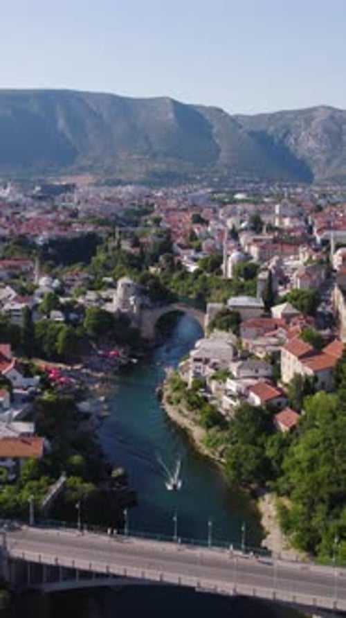 Drone vertical des toits de Mostar et de la rivière dans une lumière chaude de midi