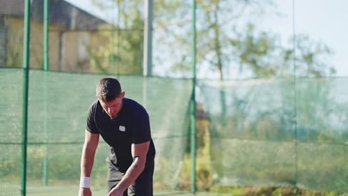 Tennisspieler serviert Ball auf dem Spielfeld