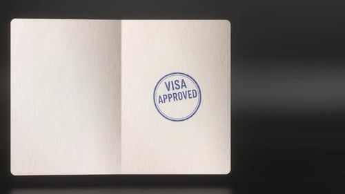 Abertura do passaporte vermelho com efeito de zoom, selos de viagem reveladores e um carimbo azul aprovado pelo visto.