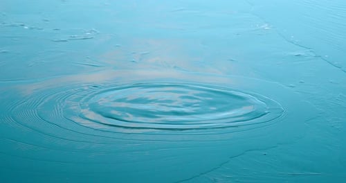 Laufwellen auf der türkisfarbenen Wasseroberfläche in Zeitlupe. Erstaunliche natürliche Entspannungstextur.