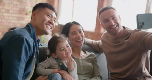 Família asiática extensa tirando uma selfie com um smartphone