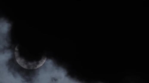 dramatisch Film über die Mondfinsternis hinter den Wolken. Filmmusik verschwommene Umgebung. Heisse Luft vibriert