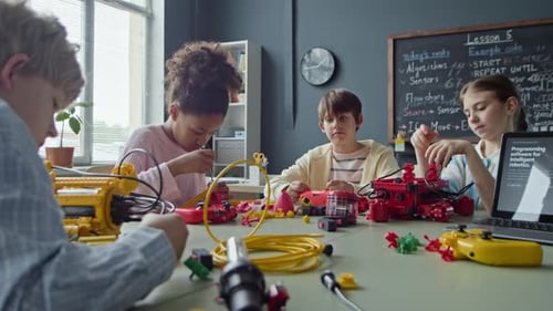 Multiethnische Schulkinder bauen Roboter im STEM-Kurs