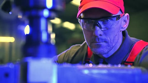 Professioneller Fräsmaschinenarbeiter in der metallverarbeitenden Industrie
