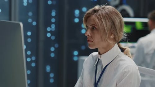 Eine Frau navigiert durch Hightech-Umgebungen und stellt ihre Fähigkeiten unter Beweis