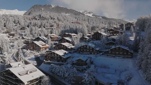 Ein wunderschönes Winterdorf versteckt in den verschneiten Bergen