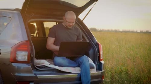 Freelancer sério, homem trabalhando remotamente on-line, digitando tecnologia de comunicação na Internet, sentado em