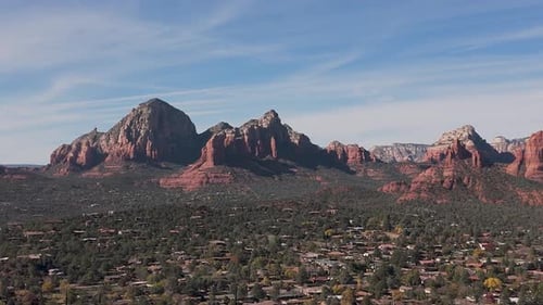 Fliegen Sie hoch über Bell Rock, eine der berühmtesten Formationen von Sedona, während sie die Landschaft überragt.