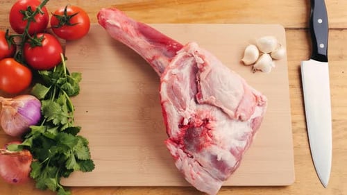 Pierna de carne de cordero cruda fresca con hierbas y especias, carne de cordero, chef que cocina carne cortada para cenar